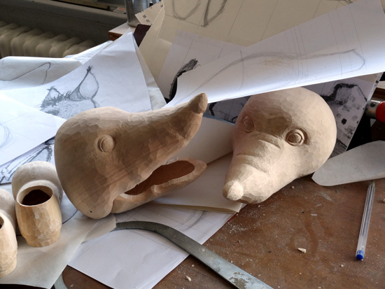 Sculpture des têtes des marionnettes