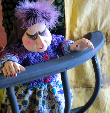 Les surprises d'Héloïse, marionnette sorcière