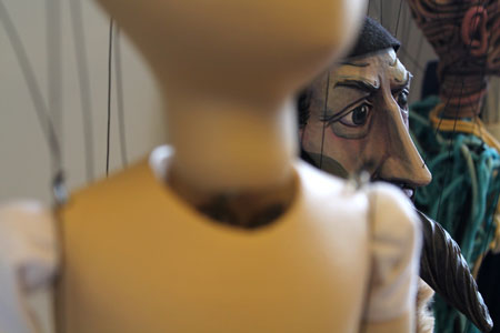 Poupées accrochées à leur ratelier