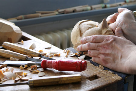 sculpture d'une tête de marionnette en bois