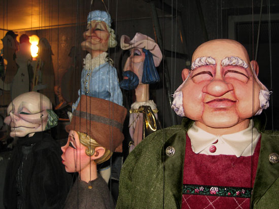 Les marionnettes en coulisses