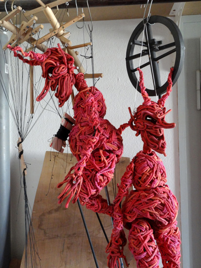 Diable, marionnette à tiges et diable, marionnette à fils