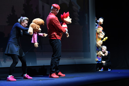 Nadia et Vomitos, marionnettes à tiges